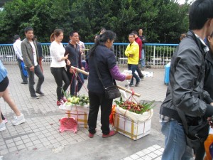 花や食べ物を売る人