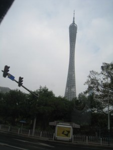 朝の広州タワー　まだ眠っている様です。